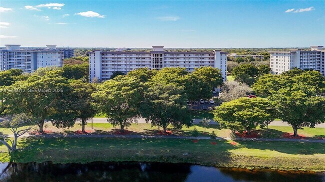 Building Photo - 605 Oaks Dr