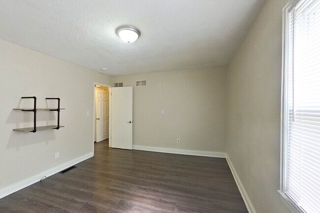 Building Photo - 3/1 Single Family Home in Linden!