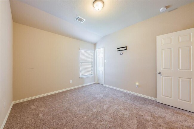 Building Photo - 2005 Santa barbara Ct