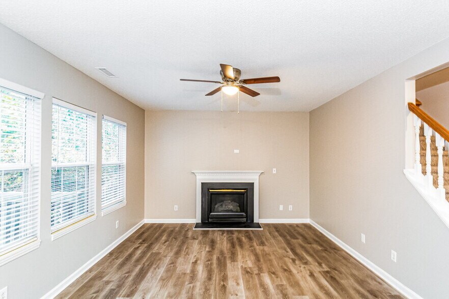 Building Photo - 6805 Coventry Ridge Rd