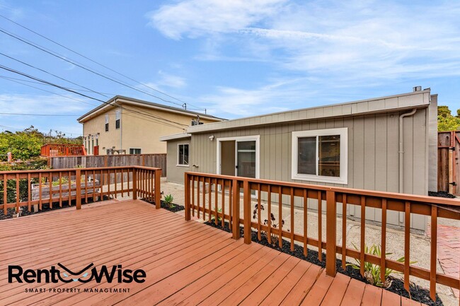Building Photo - 110 Cuesta Dr