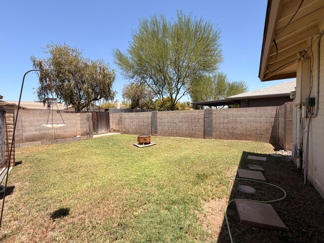 Building Photo - 718 E Manhatton Dr