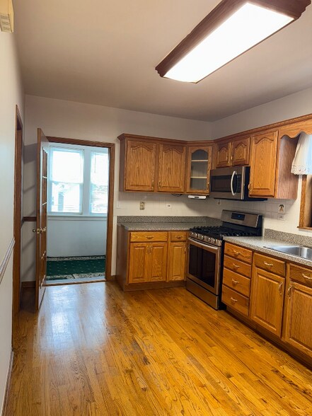 Building Photo - 2126 W 24th St