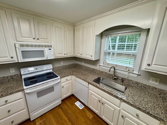 Building Photo - 5 minutes to White Oak!