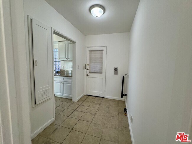 Building Photo - 6122 S Fairfax Ave