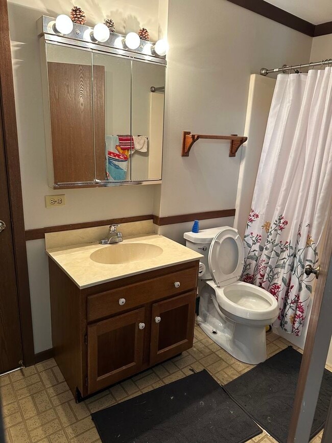 Building Photo - 4480 Shorewood Ct