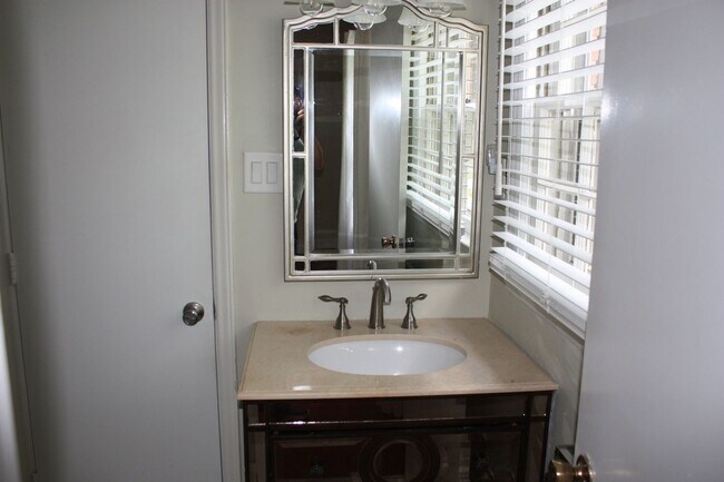 Building Photo - Charming 3BR House in Charlotte