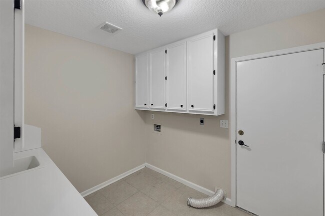 Building Photo - 3030 Hemingway Dr