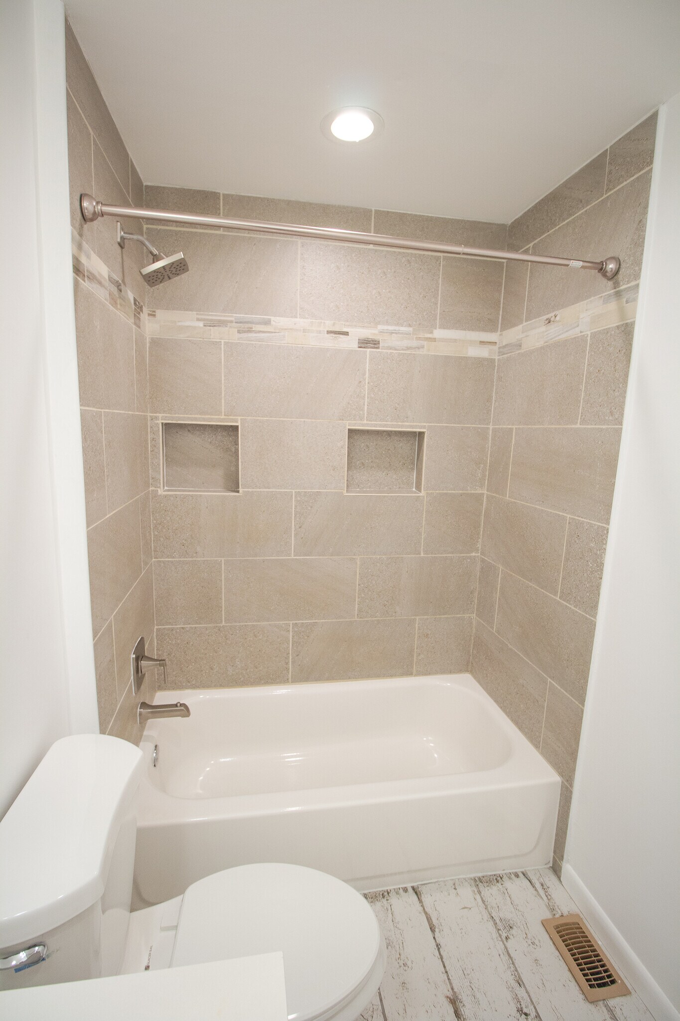 Full Bathroom - 5752 Thunder Hill Rd