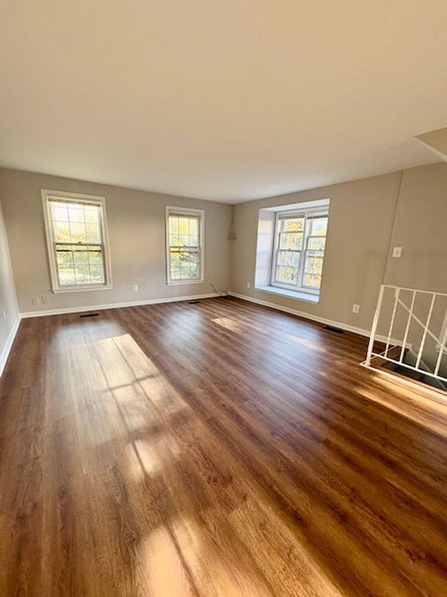 Building Photo - Beautiful end-unit townhome. Walkout basem...