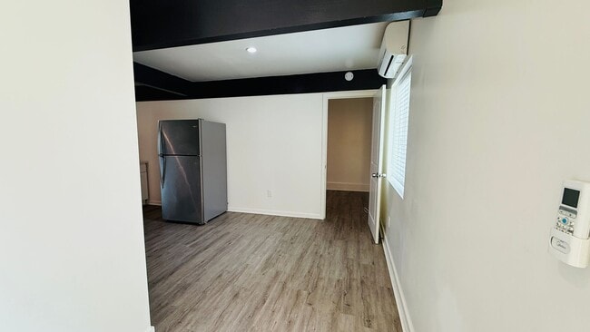 Building Photo - Private and quiet 1-bedroom. In-unit laundry!