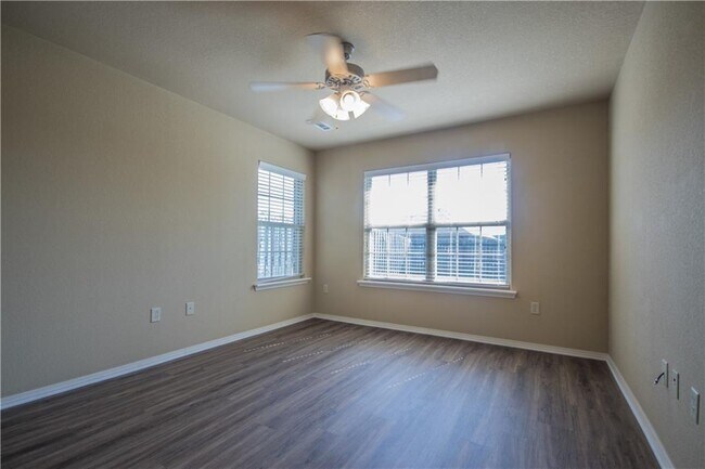 Building Photo - 3009 SW Gumleaf Rd