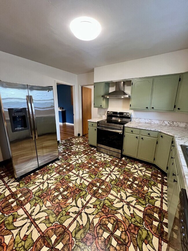 Building Photo - Charming 3-Bed, 2-Bath Spacious Home in Ch...