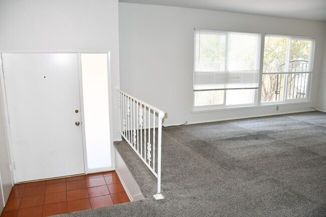 Building Photo - 522 E Collins Ave