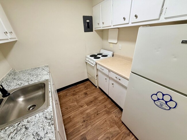 Building Photo - 1556 Alexandria Dr