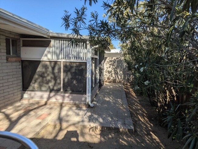 Building Photo - Triplex - 2 Bedroom and 1 Bath Unit