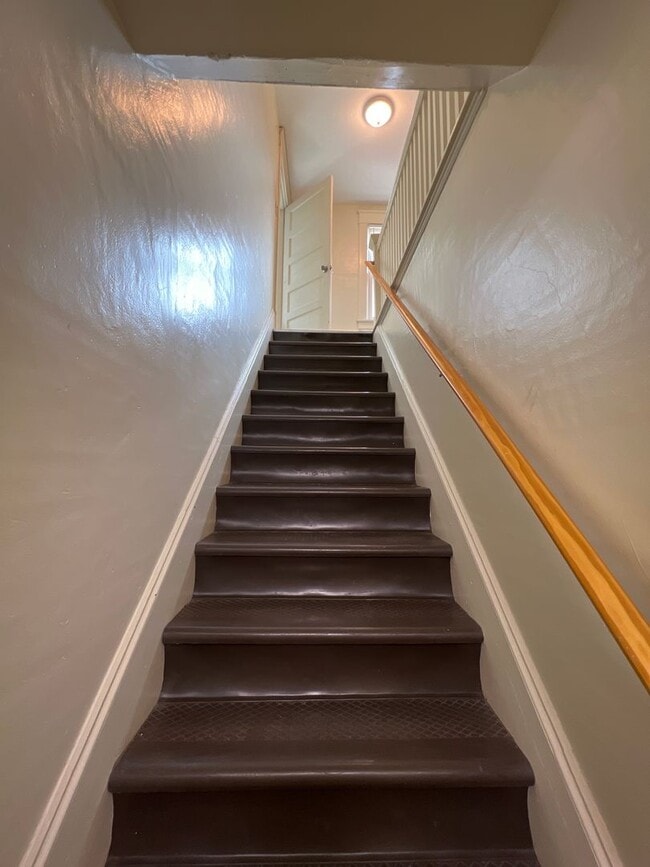 Building Photo - Two Bedroom apartment near engineering and...