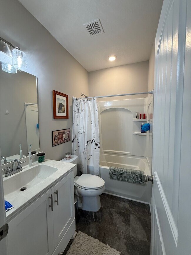 Building Photo - MOVE IN SPECIAL $400.00 OFF FIRST MONTH RE...