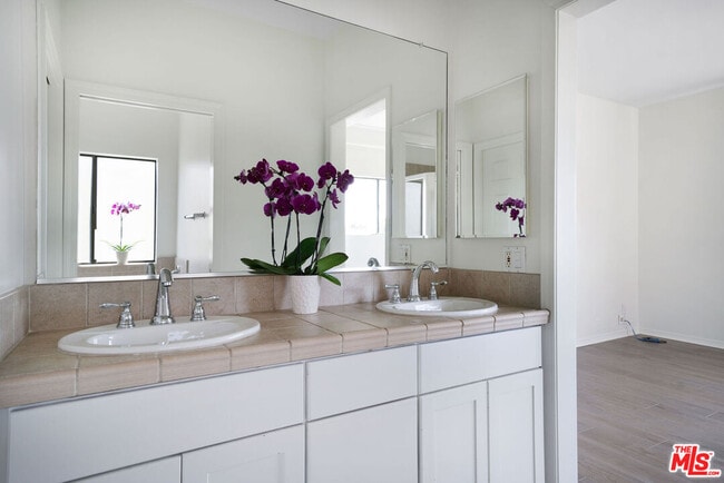 Building Photo - 817 10th St