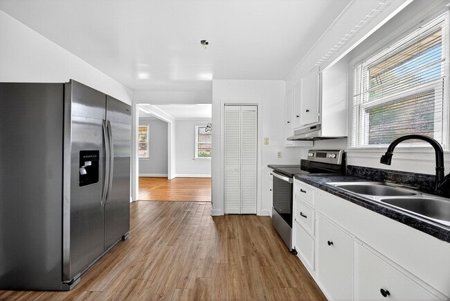 Building Photo - AVAILABLE NOW! ALL-BRICK RANCH IN WEST COLUMBIA!