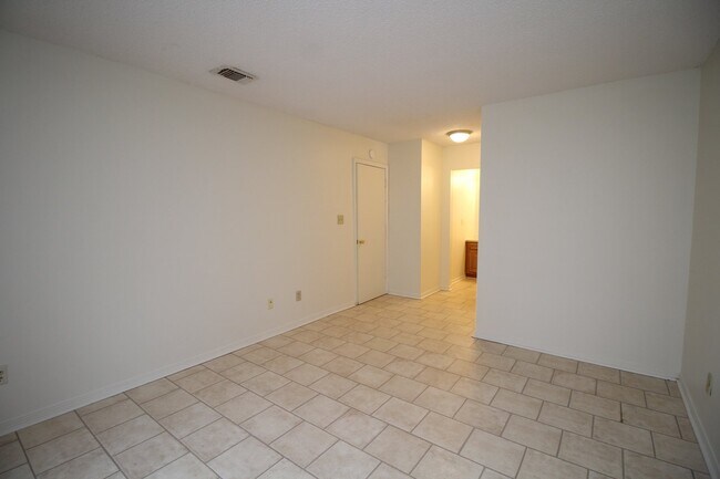 Building Photo - Spacious Northeast Pensacola Apartment Featuring 2 Bedrooms, 2 Bathrooms, Inside Laundry, and Pet...