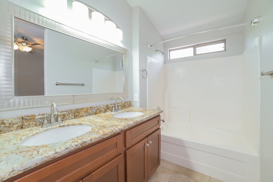 Building Photo - 323 N Ocean Dr