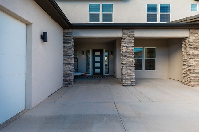 Building Photo - Washington Fields 4 bed | 3 1/2 bath | 3 c...