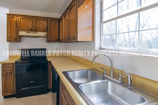 Building Photo - 598 Highland Dr