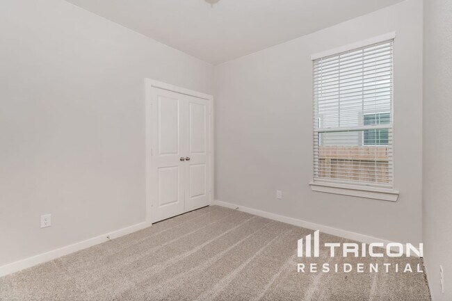 Building Photo - 628 Lindheimer Ln