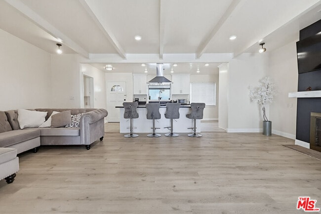 Building Photo - 9209 Paramount Blvd