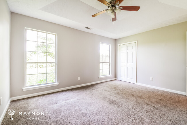 Building Photo - Bright 3 Bedroom Home
