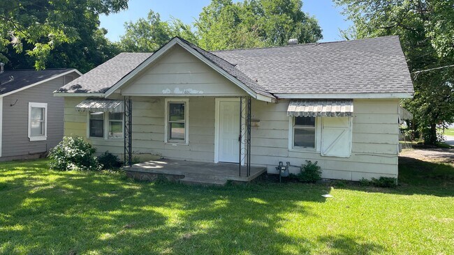 Building Photo - 3 Bedrooms | 1 Bathroom | $1,090/Month
