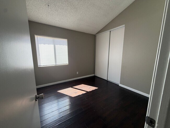 Building Photo - 4937 Sunburst Dr