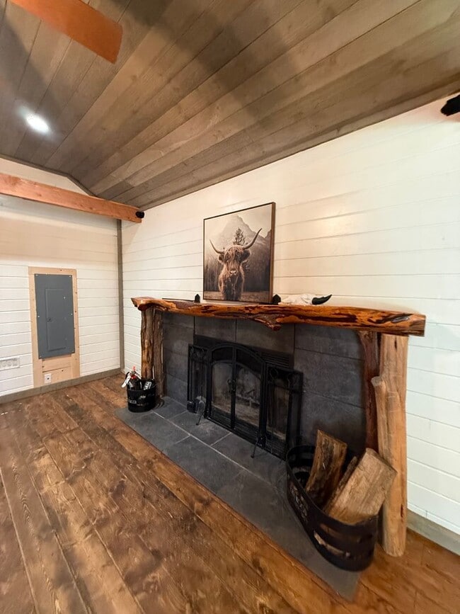 Building Photo - Beautiful 2 bedroom, 2.5 bath POOL home!!!!