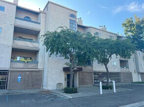 Building Photo - STUNNING 2bd/2ba PET FRIENDLY, UPDATED, LV...