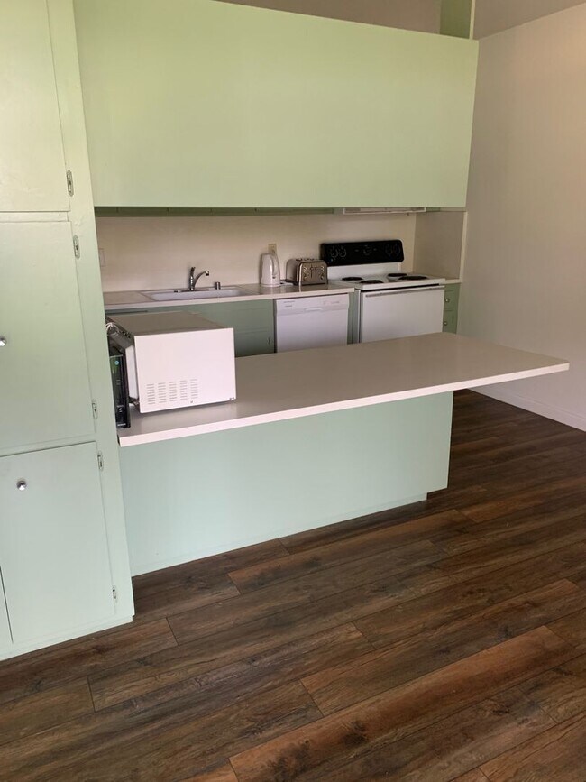 Building Photo - Beautiful 3 bedroom home in Central Davis available for fall move in!