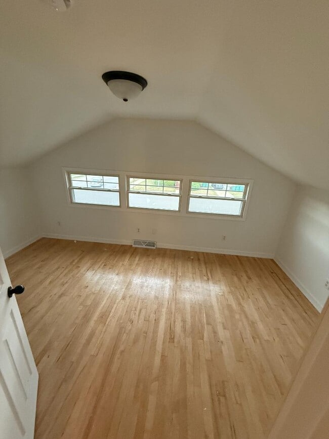 Building Photo - 2057 Maple Ave