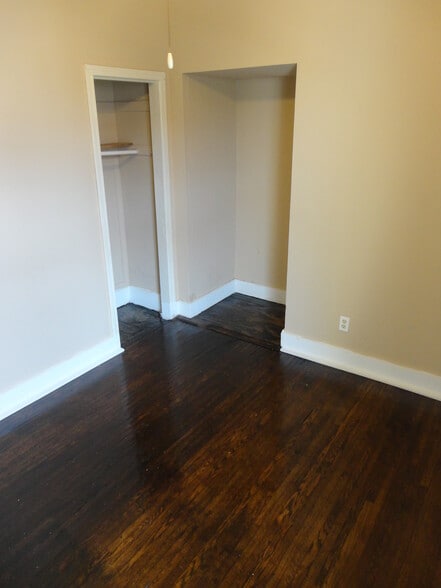 Building Photo - 213 E Mulberry St