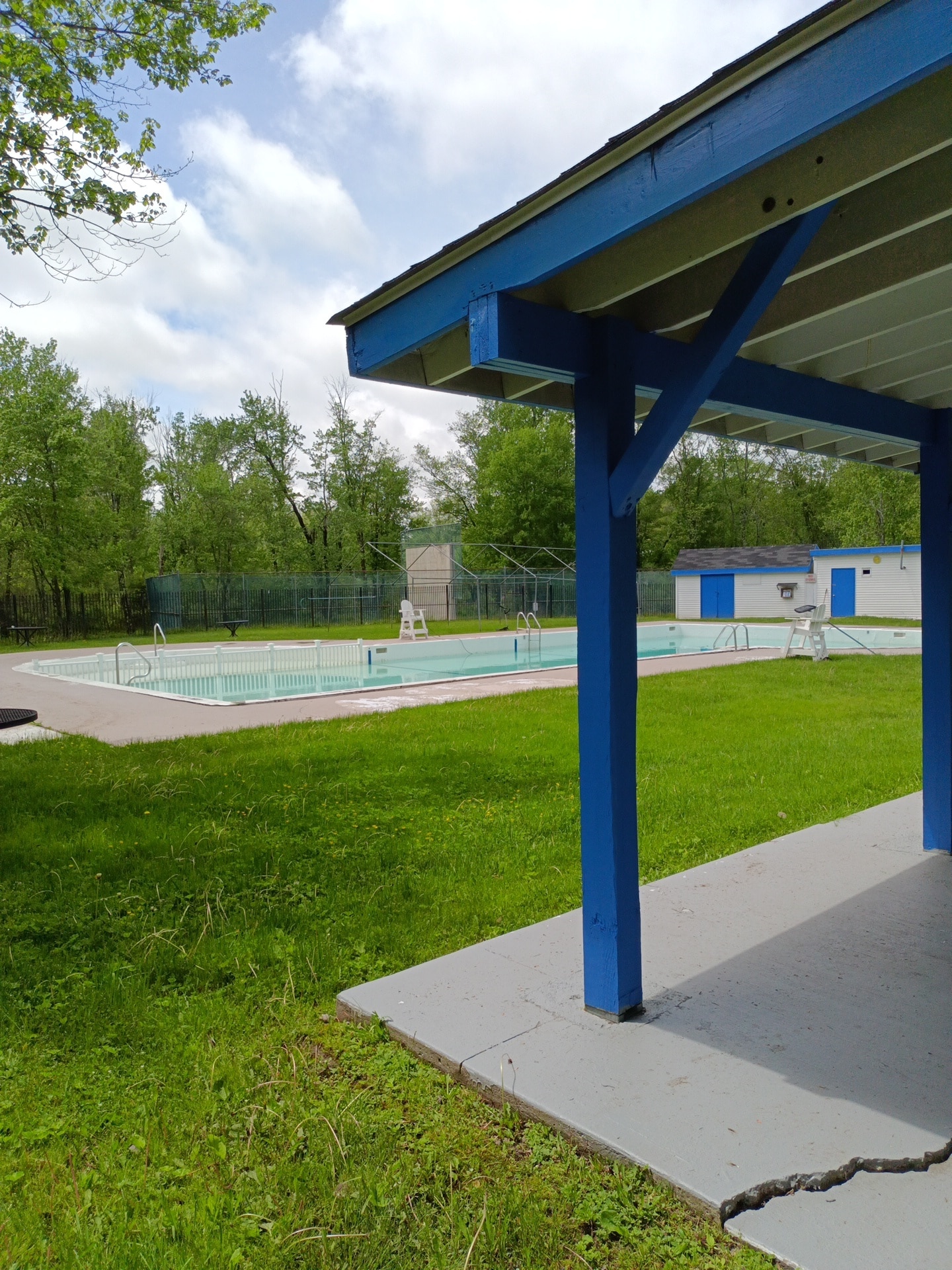 Community pool 5 minute walk. - 29 Peter Way