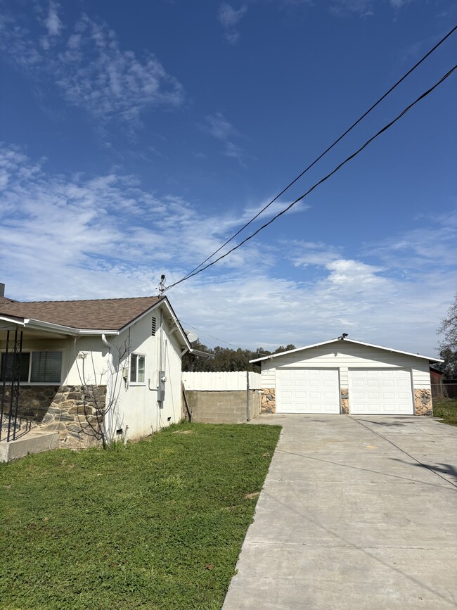 Building Photo - 6832 E Harvey Ave