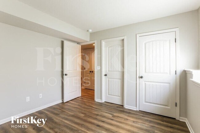 Building Photo - 803 E 13th Terrace