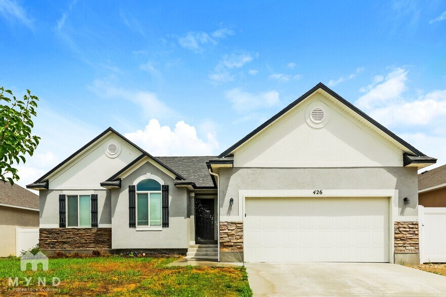 Primary Photo - 426 Diamant Ln