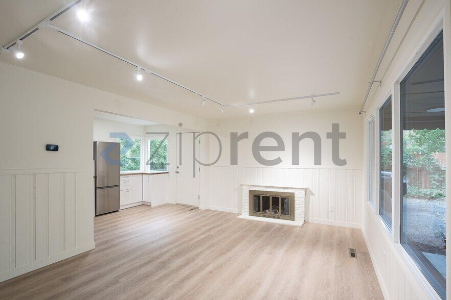 Building Photo - Unit