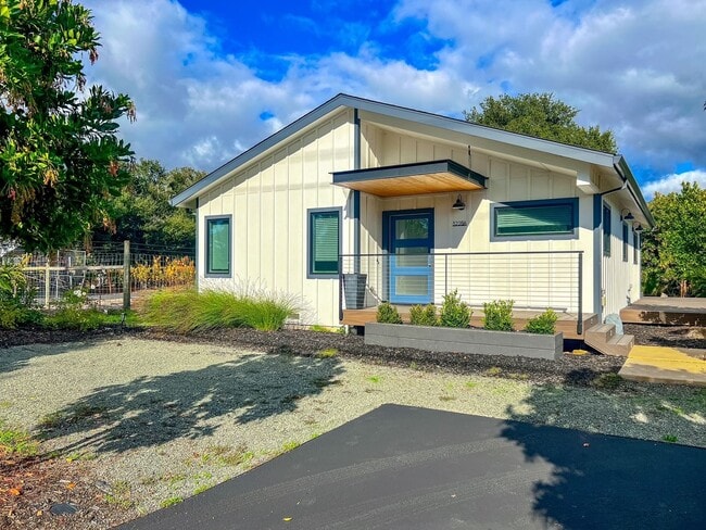 Building Photo - Beautiful Newer Two Bedroom Napa Home