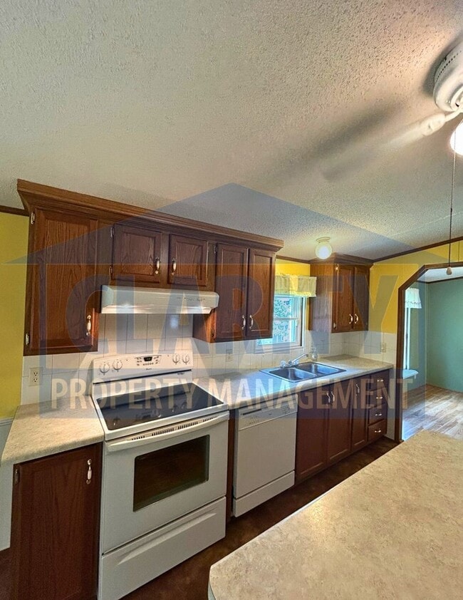 Building Photo - Three bedroom home w/ screened in porch!