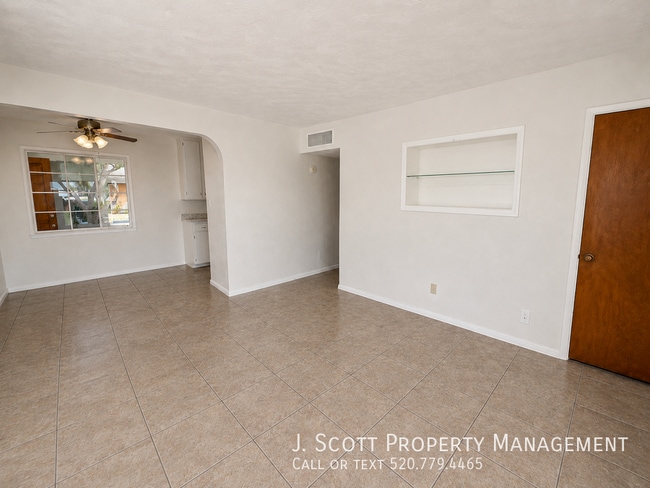 Building Photo - 924 W Mercer Ln