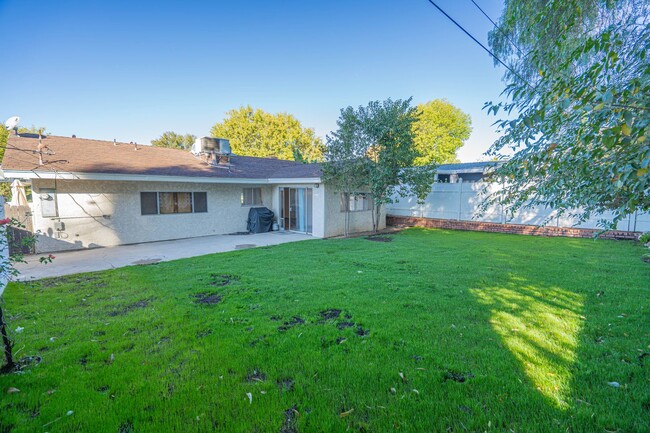 Building Photo - 3-Bedroom Home with Dog Run and Private Yard in Santa Clarita!