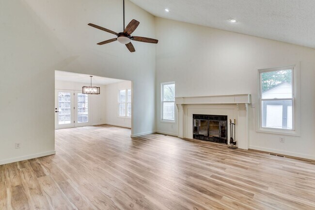 Building Photo - Completely renovated 4 bedroom, 3 bathroom...
