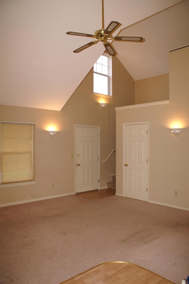 Building Photo - 680 Circle Pine Dr