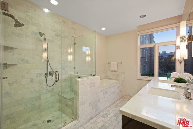 Building Photo - 447 N Doheny Dr